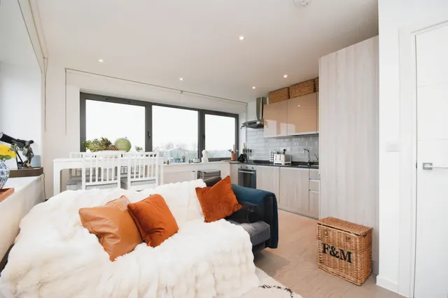 Hubert Road, Brentwood, photo 1