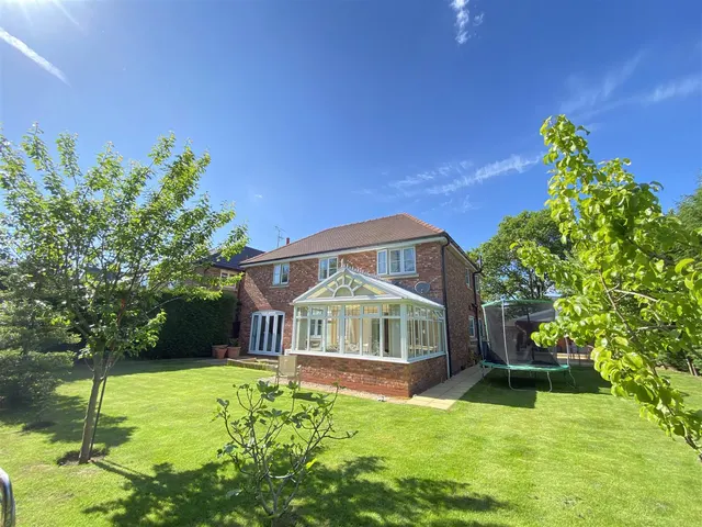 Harrow Close, Regents Park, SK9, photo 2