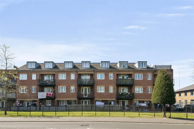 St. Giles Close, Heston, photo 1