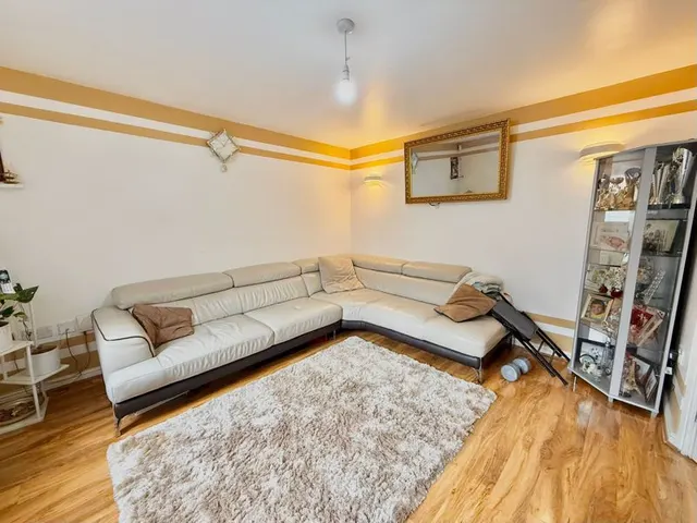 Photo 3 — Guardian Way, Luton LU1 1BU