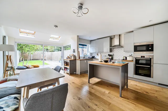 Alexandra Close, Walton On Thames, KT12, photo 2