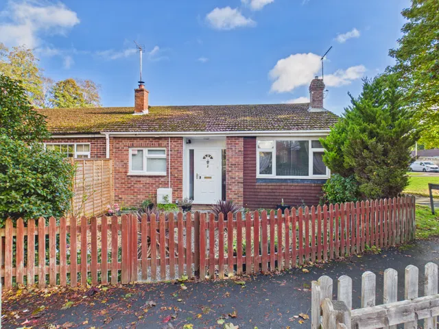 Elmhurst, Tadley, RG26, photo 1