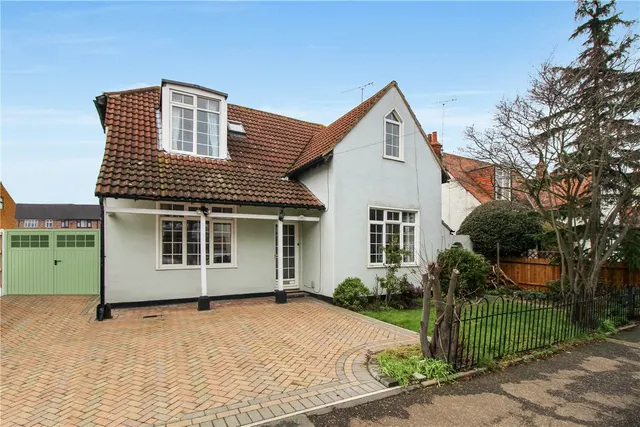 4 bedroom house — St. Georges Park Avenue, Westcliff-on-Sea, Essex, SS0