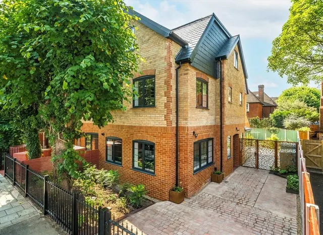 Photo 2 — Cricklade Avenue, Streatham Hill, SW2