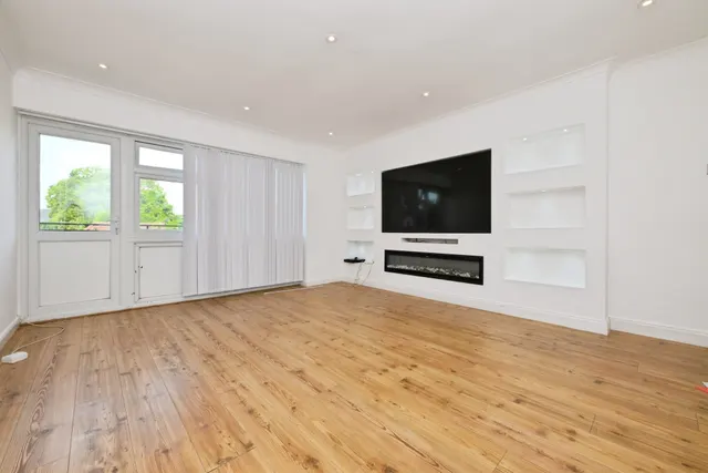 High Road, Broxbourne, photo 1