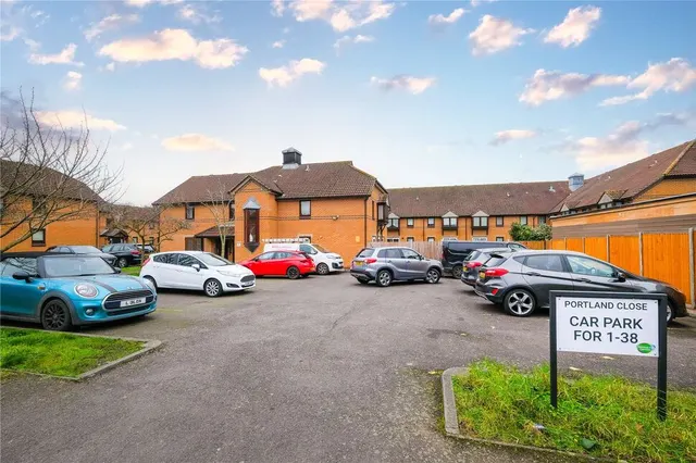 Portland Close, Chadwell Heath, RM6, photo 1