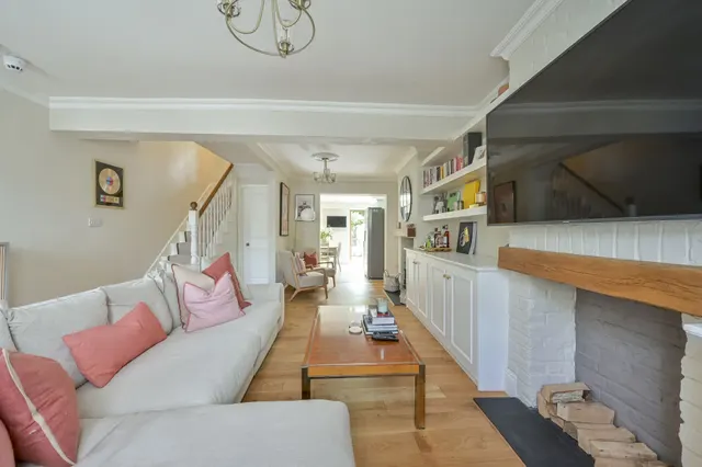 10 Eltringham Street, London, photo 1