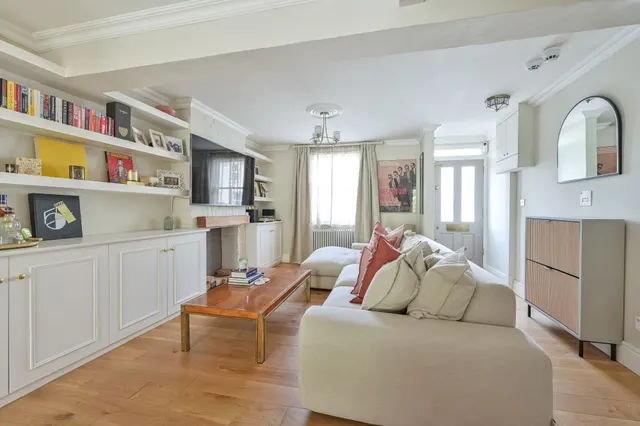 Photo 3 — 10 Eltringham Street, London