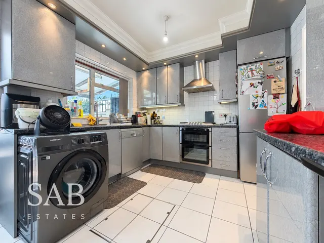 St. Stephens Close, Southall, UB1, photo 3