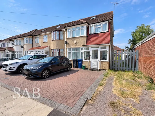 St. Stephens Close, Southall, UB1, photo 1