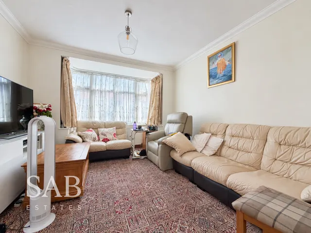St. Stephens Close, Southall, UB1, photo 2