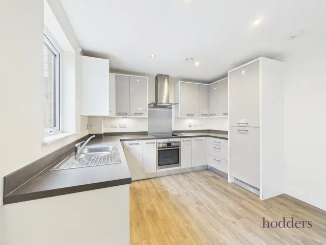 Hawker Drive, Addlestone, KT15, photo 3