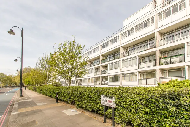 1 bedroom flat — 12 Hungerford House, Churchill Gardens, London