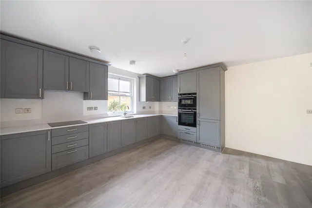 Photo 2 — Shalford Lodge, 157 Kingston Hill, Kingston-Upon-Thames, London, KT2