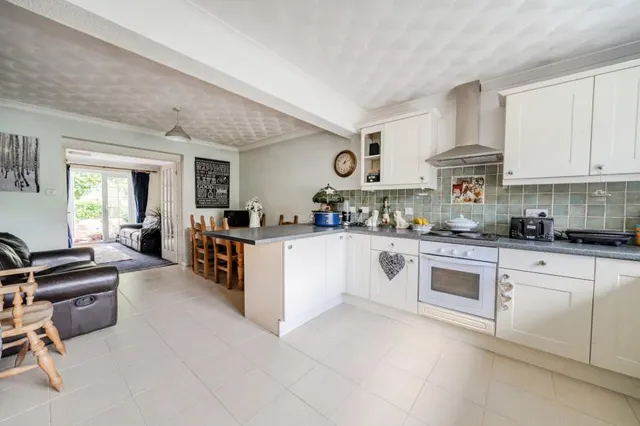 Leslie Road, Chobham, GU24, photo 2