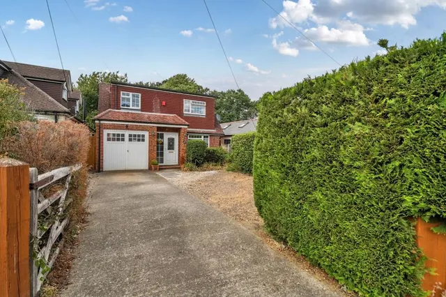 Leslie Road, Chobham, GU24, photo 1