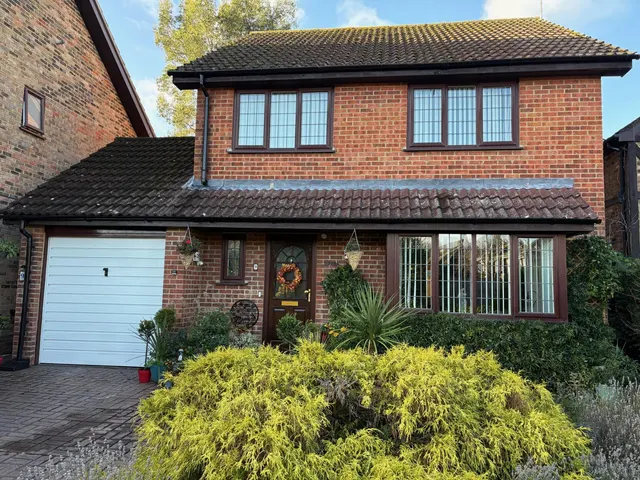 Iris Road, Woking, GU24, photo 1