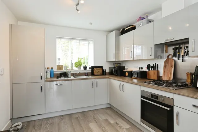 Illett Way, Faygate, RH12, photo 3
