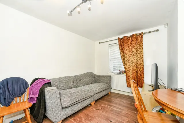 Photo 3 — Twickenham Close, Swindon