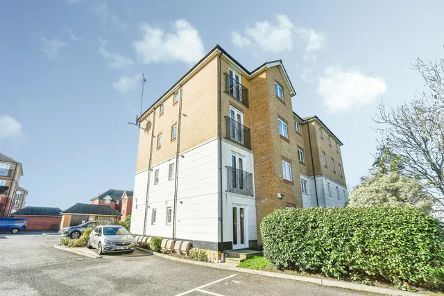 Twickenham Close, Swindon, photo 1