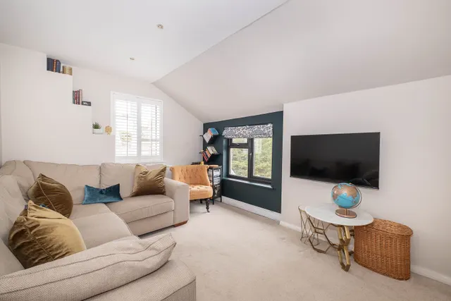 Photo 2 — Glamorgan Road, Hampton Wick, KT1