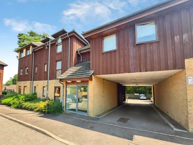 Oakwood Court, Crawley, photo 1