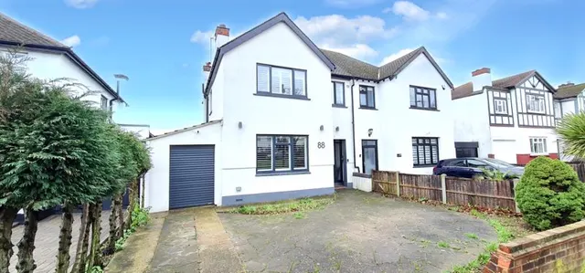 Blenheim Chase, Leigh-On-Sea, Essex, SS9 3BH, photo 1
