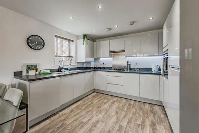 Westvale Road, Horley, RH6, photo 2