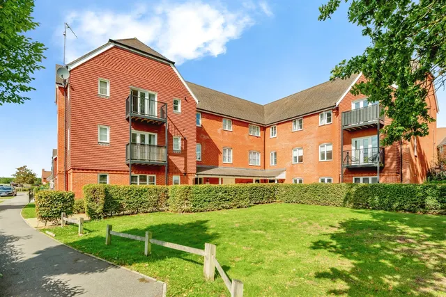 Westvale Road, Horley, RH6, photo 1