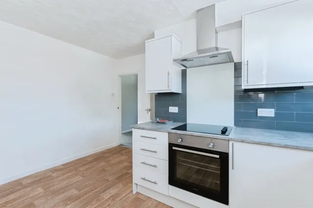 Victoria Road, Ferndown, photo 1