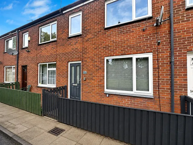 Wood Street, Middleton, M24, photo 1