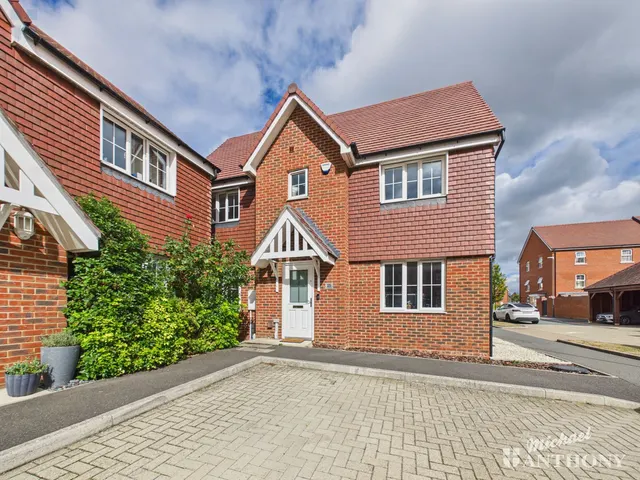 Carriage Road, Broughton, Aylesbury, HP22 7AN, photo 1