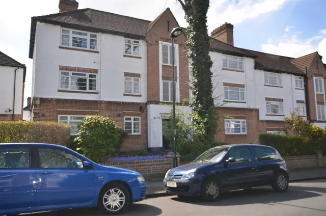 Manor Court, Twickenham, TW2, photo 1