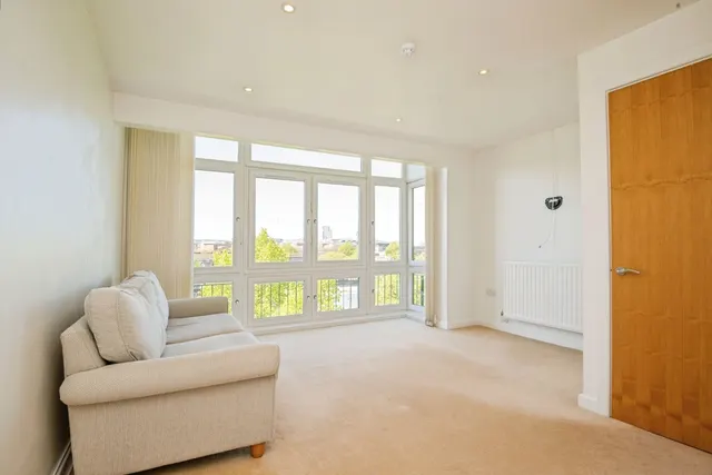 Photo 3 — Forio House, Ffordd Garthorne, Cardiff, CF10
