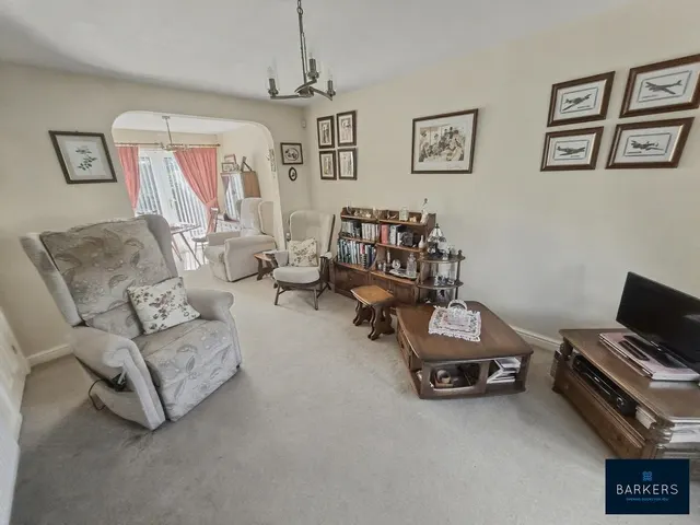 Photo 3 — Knightsbridge Walk, Bradford 4 BD4 6ES