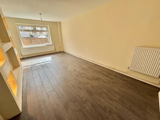 Photo 3 — Meadowbank Close, Oldham, OL4