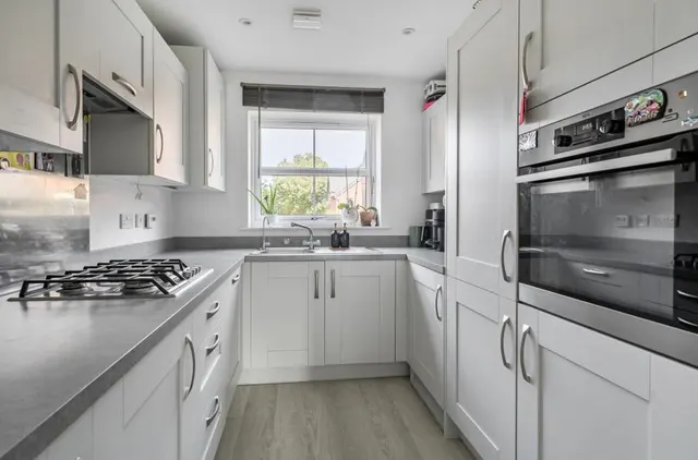 Holmes Place, Binfield, RG42, photo 2