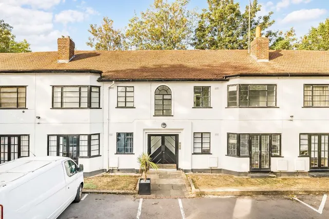 Conifers Close, TW11, photo 1