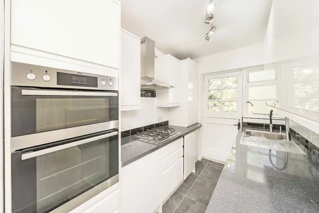 Conifers Close, TW11, photo 3
