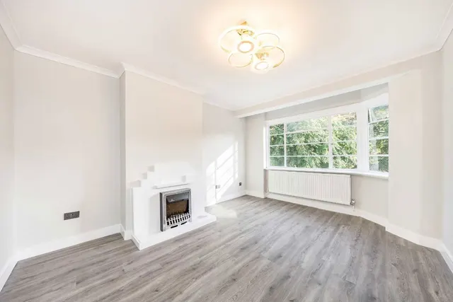 Conifers Close, TW11, photo 2