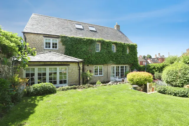 High Street, Pytchley, NN14, photo 1