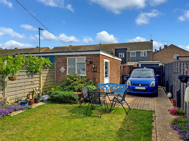 Fontwell Close, Rustington, photo 2