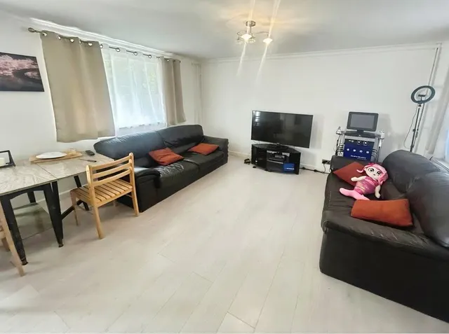 Photo 3 — Emerald Close, London, E16