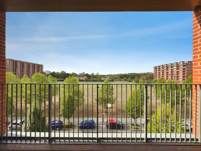 Lismore Boulevard, NW9, photo 1