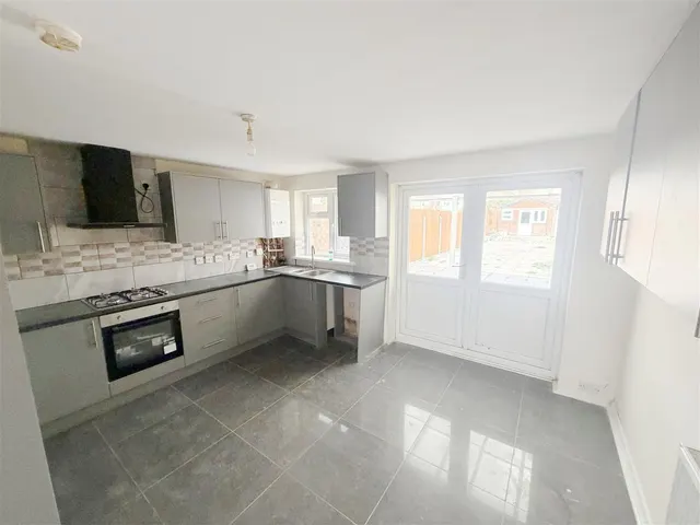 Lansbury Drive, Hayes, photo 3