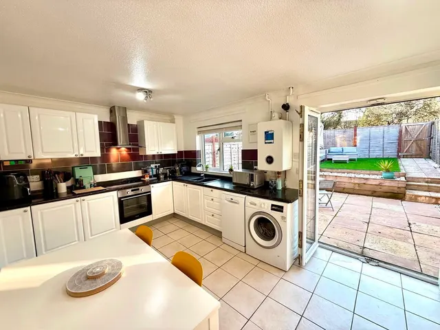Castleton Road, Swindon, Wiltshire, SN5 5GE, photo 1