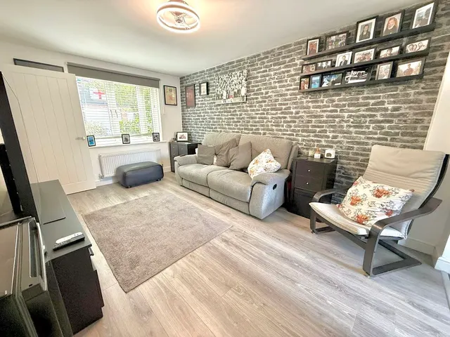 Photo 3 — Wolseley Drive, Dunstable LU6 1FH