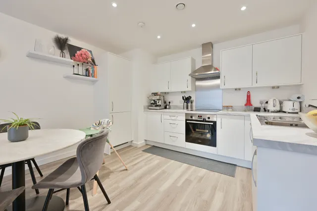 Photo 2 — Flat 127, Thurlows Court, Watford