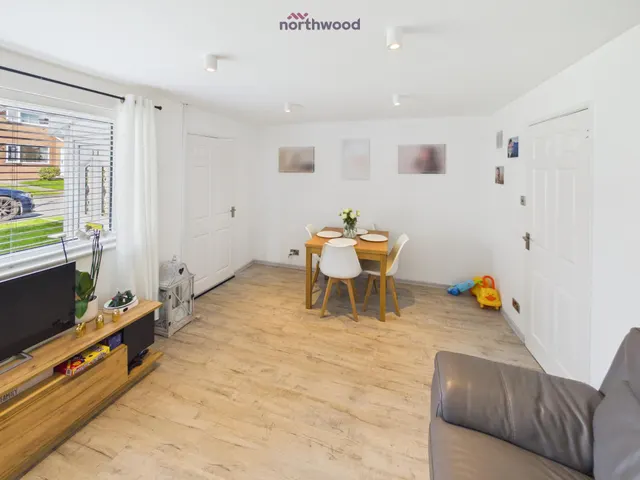 Derwent Crescent, Wrexham, LL12, photo 3