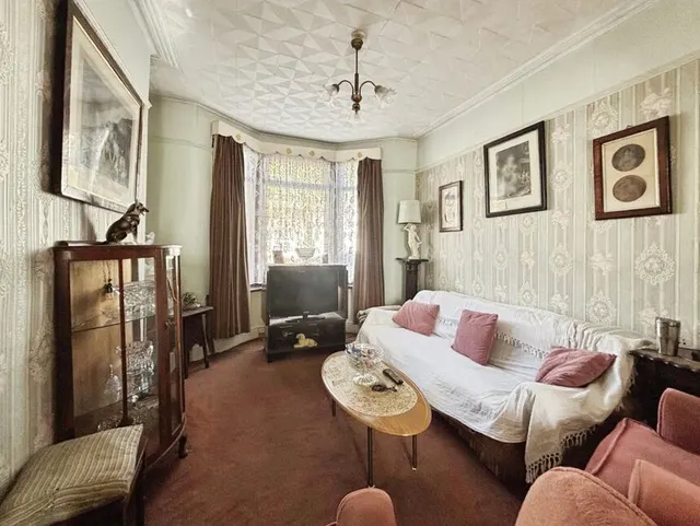 Glasgow Road, London, E13, photo 2